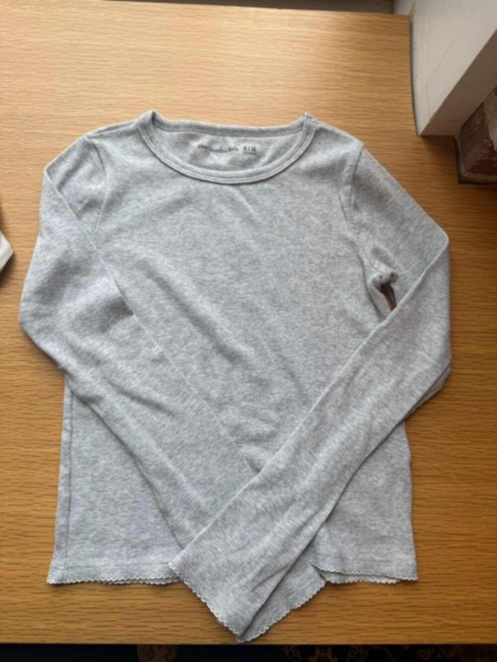 Abercrombie Girls essential long-sleeve baby tee (light gray)